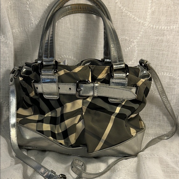 Burberry silver leather and checkered canvas shoulder handbag